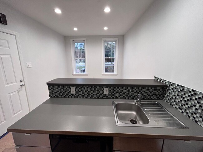 Building Photo - 2216 Summer St