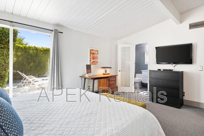 Building Photo - 915 E Racquet Club Rd