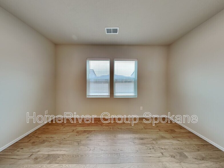 Building Photo - 5820 W Yorktown Ln