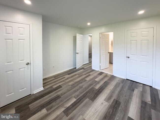 Building Photo - 303 Dove Ct