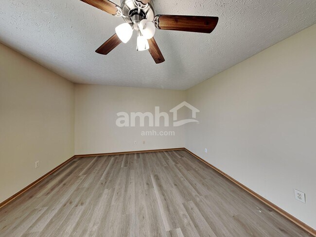 Building Photo - 3725 Lake Mead Dr