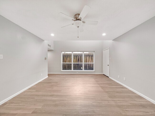 Building Photo - 2056 Augusta Dr