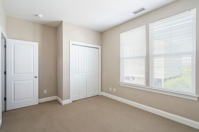 Building Photo - 3 bedroom, 2 1/2 bath unfurnished Townhouse located in Surf City-Ocean views