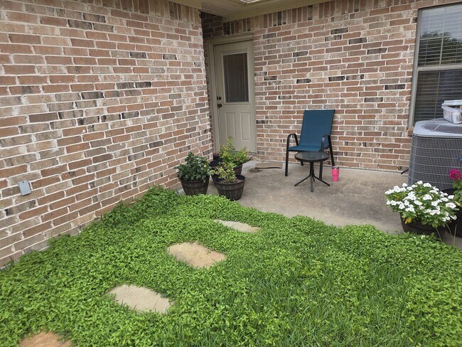 Building Photo - Spacious 3/2 townhome in great location