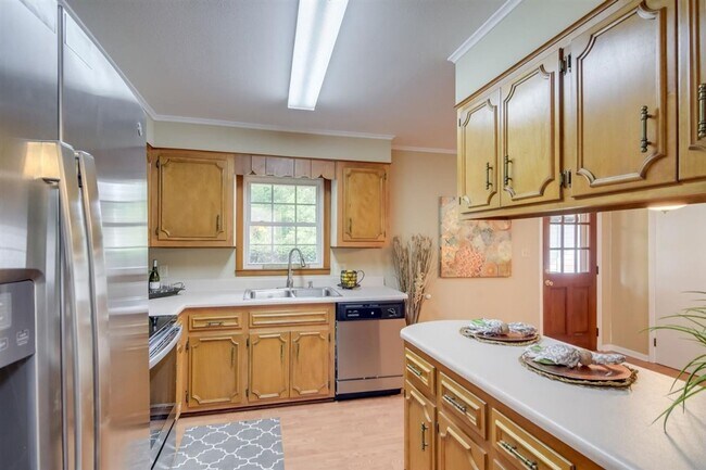 Building Photo - 3649 Lynnwood Dr