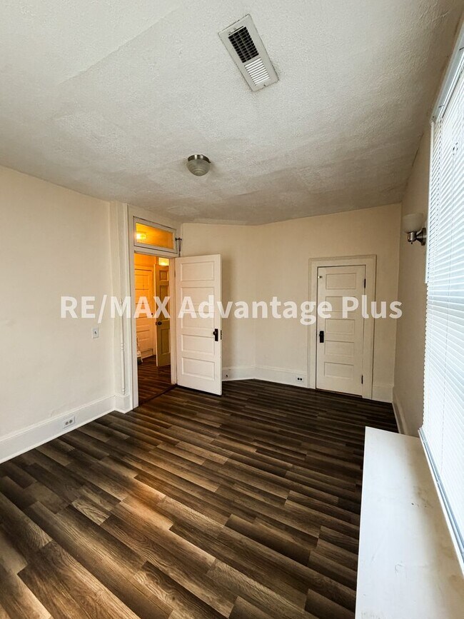 Building Photo - 106 Grove St