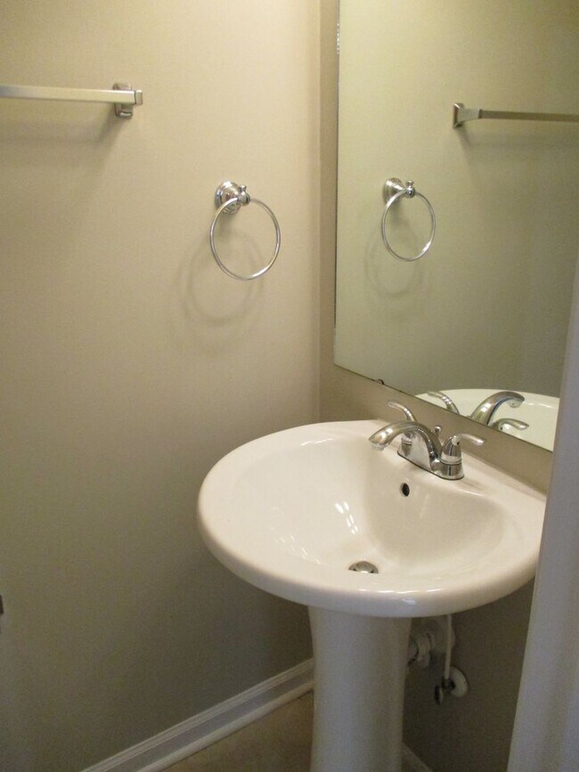 Building Photo - 3 Bedroom Townhouse with a Loft Area and a...