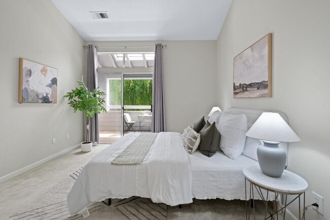 Building Photo - 1735 Parkview Green Cir