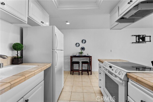 Building Photo - 615 Esplanade