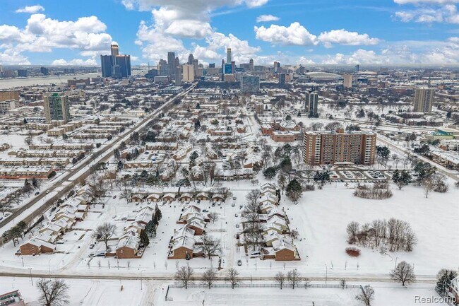 Building Photo - 3170 Woods Cir Dr