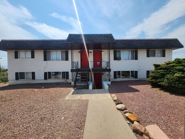 Building Photo - Remodeled 2-Bedroom | 1-Bathroom Upper-Lev...