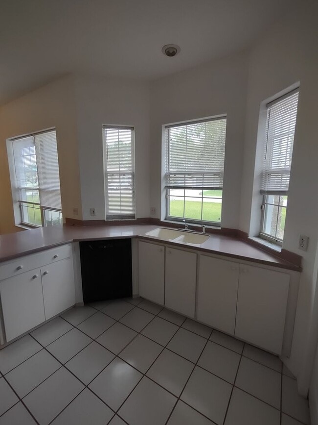 Building Photo - Pine Lakes Subdivision Corner Lot!