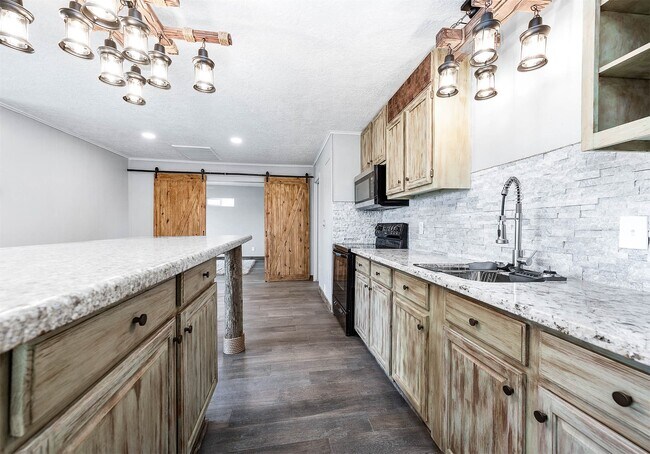 Building Photo - 319 Palm Dr