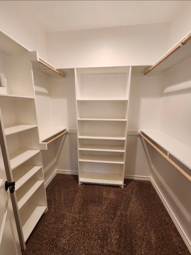 Building Photo - 3 bed 2 bath home