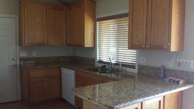 Building Photo - Large 3 Bedroom!