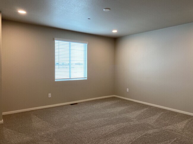 Building Photo - Stunning Townhome in Northridge Trails