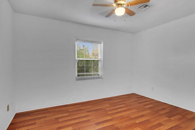 Building Photo - Beautiful home in quiet neighborhood