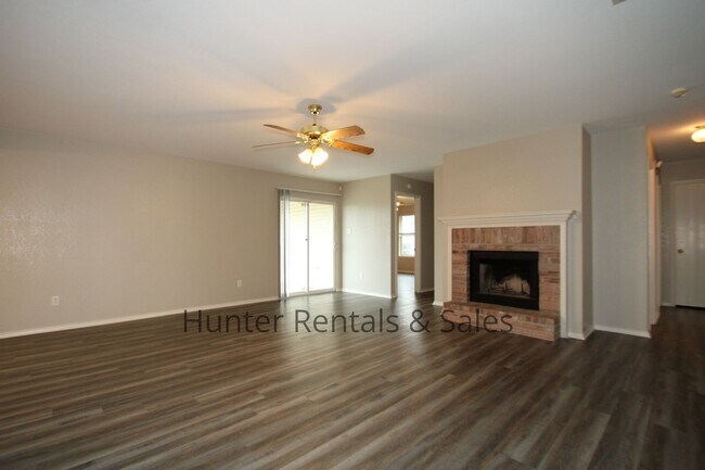 Building Photo - Hymesa Estates!