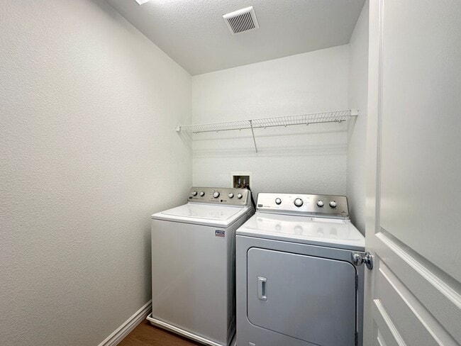 Building Photo - Blue Diamond Springs- & 5B