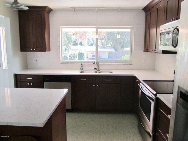 Building Photo - 204 River Heights Dr