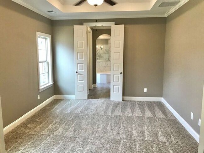 Building Photo - 5 Bedroom 3 Bath Home Availalbe In Oakland