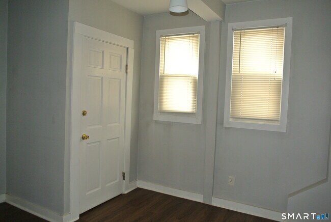 Building Photo - 115 Maltby St