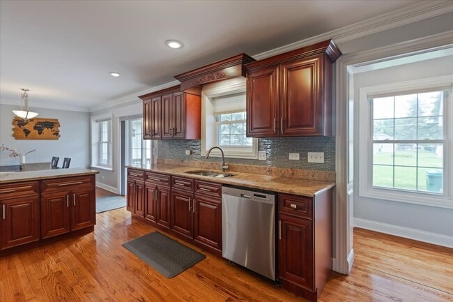 Building Photo - 927 S Charlotte St