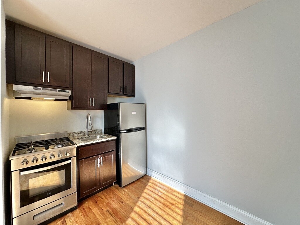 Building Photo - 627 W Patterson Ave