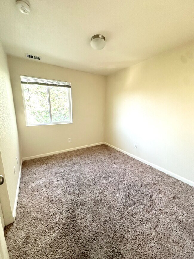 Building Photo - 204 Abby Rd