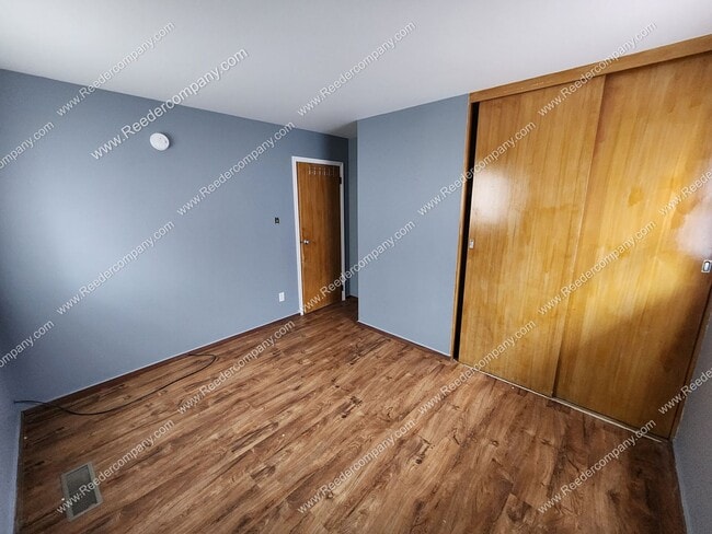 Building Photo - 3 bedroom 1 bathroom Ranch with a 2 car garage