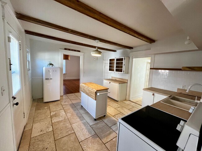 Building Photo - STUNNING BEECHMONT HOME WITH SOLAR PANELS ...