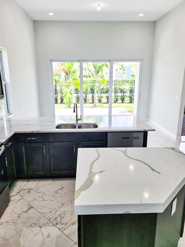 Building Photo - 5300 Thatcher Ct