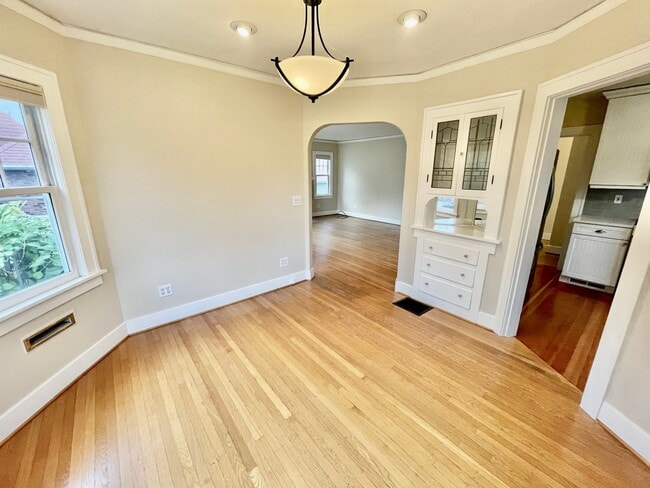 Building Photo - Rare Find, Large 3bd/2bathroom (w/ Bonus Rooms) House Near Rose City Golf Course