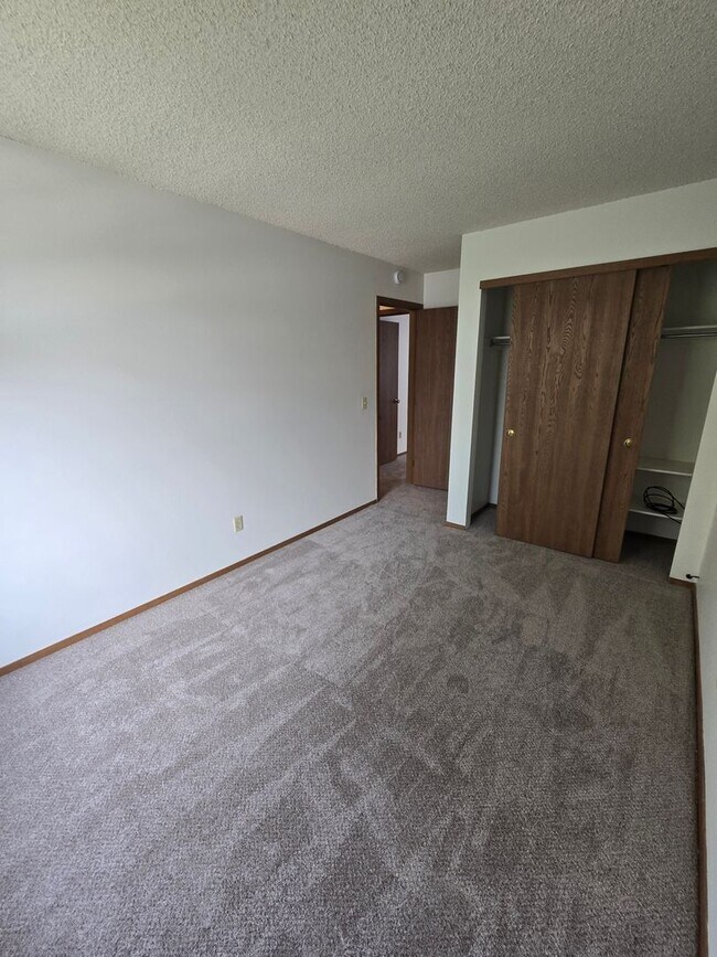 Building Photo - 3409 E 99th Dr