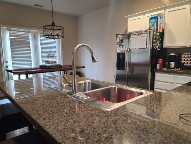 Building Photo - Three Bedroom Town Home  near Union Park Available February 1st