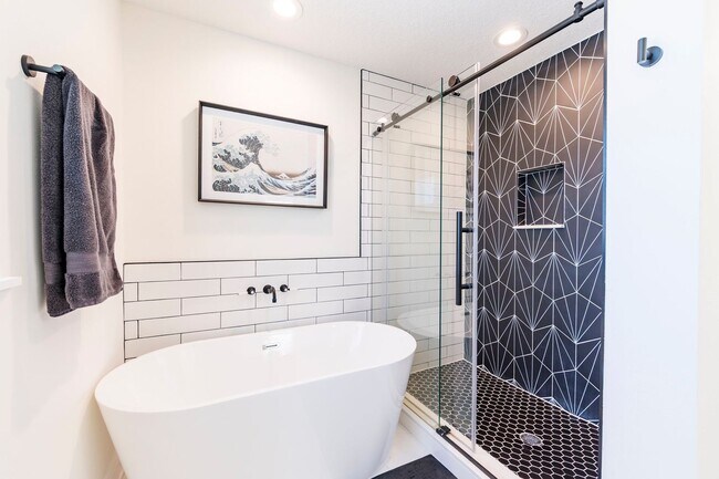 Building Photo - Fully Furnished + Utilities Included Beach...