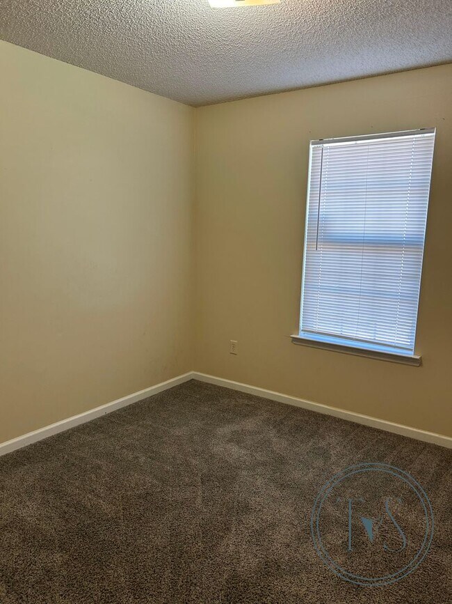 Building Photo - MOVE-IN SPECIAL: $500 OFF 1st MONTH'S RENT!**