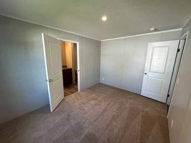 Building Photo - 31 Highlander Ave
