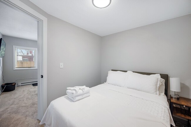 Building Photo - Remodeled and Furnished 1BD, 1BA in the Hi...