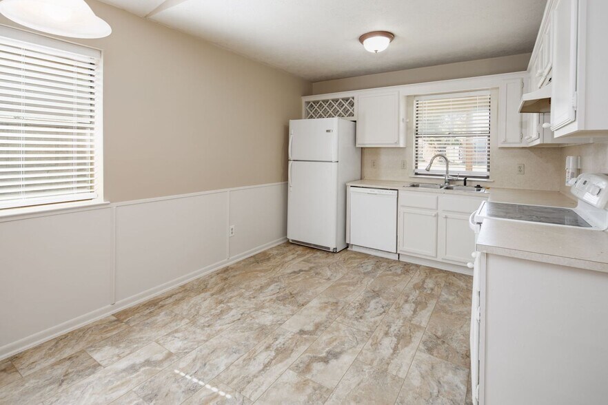 Building Photo - JUNE SUBLEASE!!!!  Adorable 3 Bedroom 2 Bathroom Home with Yard and 2 Car Garage!