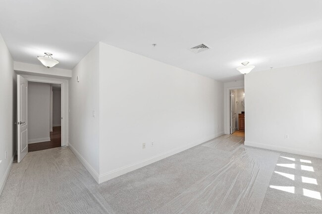 Building Photo - 461 Bank St
