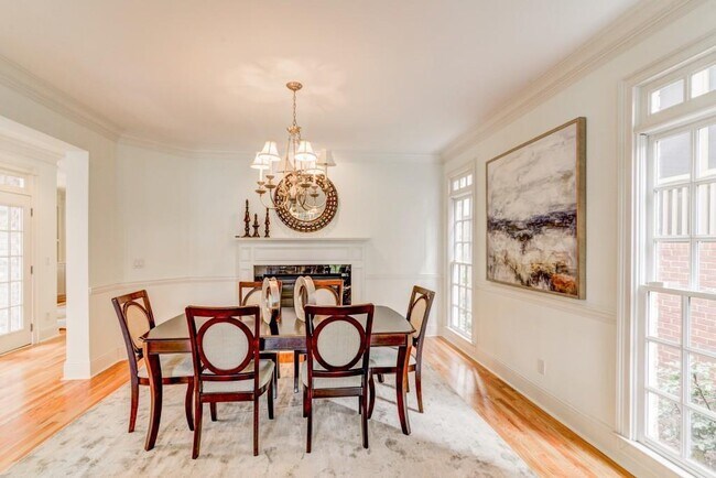 Building Photo - 704 Longleaf Dr NE