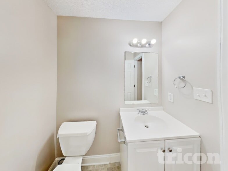 Building Photo - 622 Commander Dr