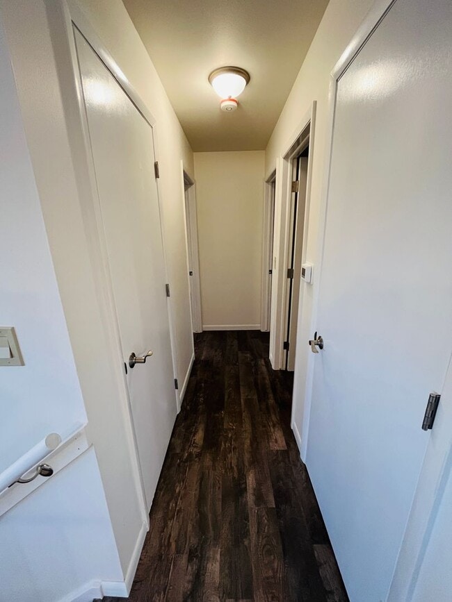 Building Photo - Beautifully updated 3 bedroom 2 bath duplex