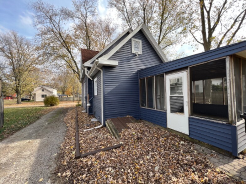 Building Photo - 705 N Linden St