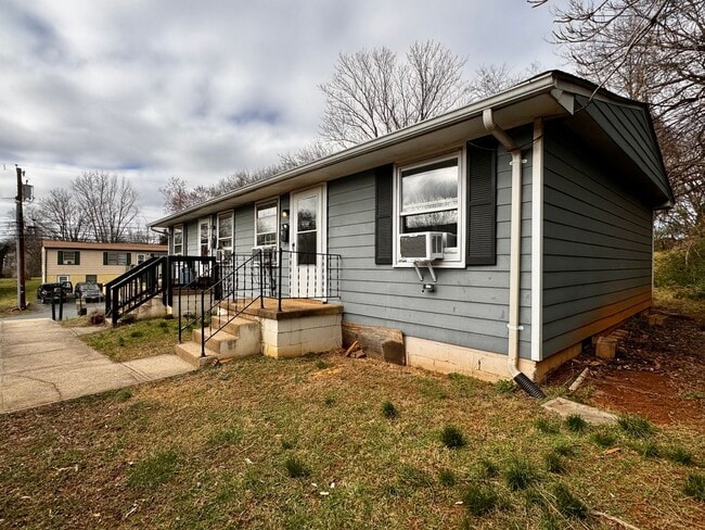 Building Photo - 1500 6th St SE