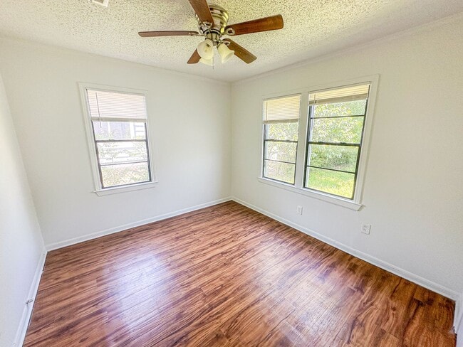 Building Photo - 3 Bedroom House with Garage and Fenced Yard!!