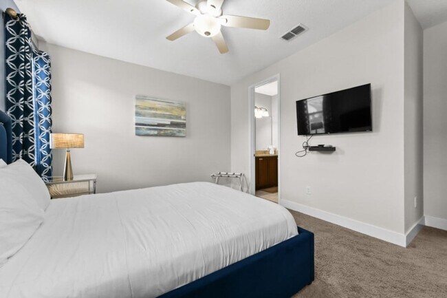 Building Photo - 350 Lasso Dr