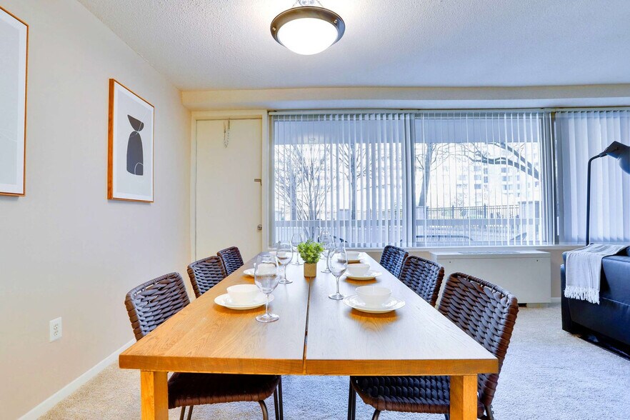 Building Photo - 1600 S Eads St