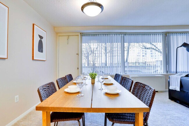 Building Photo - 1600 S Eads St